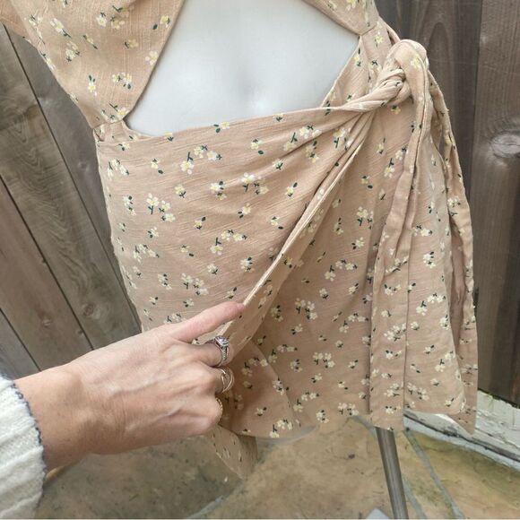 MAJORELLE Evelyn Dress in Tan Ditsy size medium - Picture 7 of 12